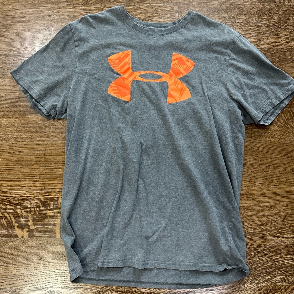 Men’s under armor size large loose, fit T-shirt, gray with orange logo